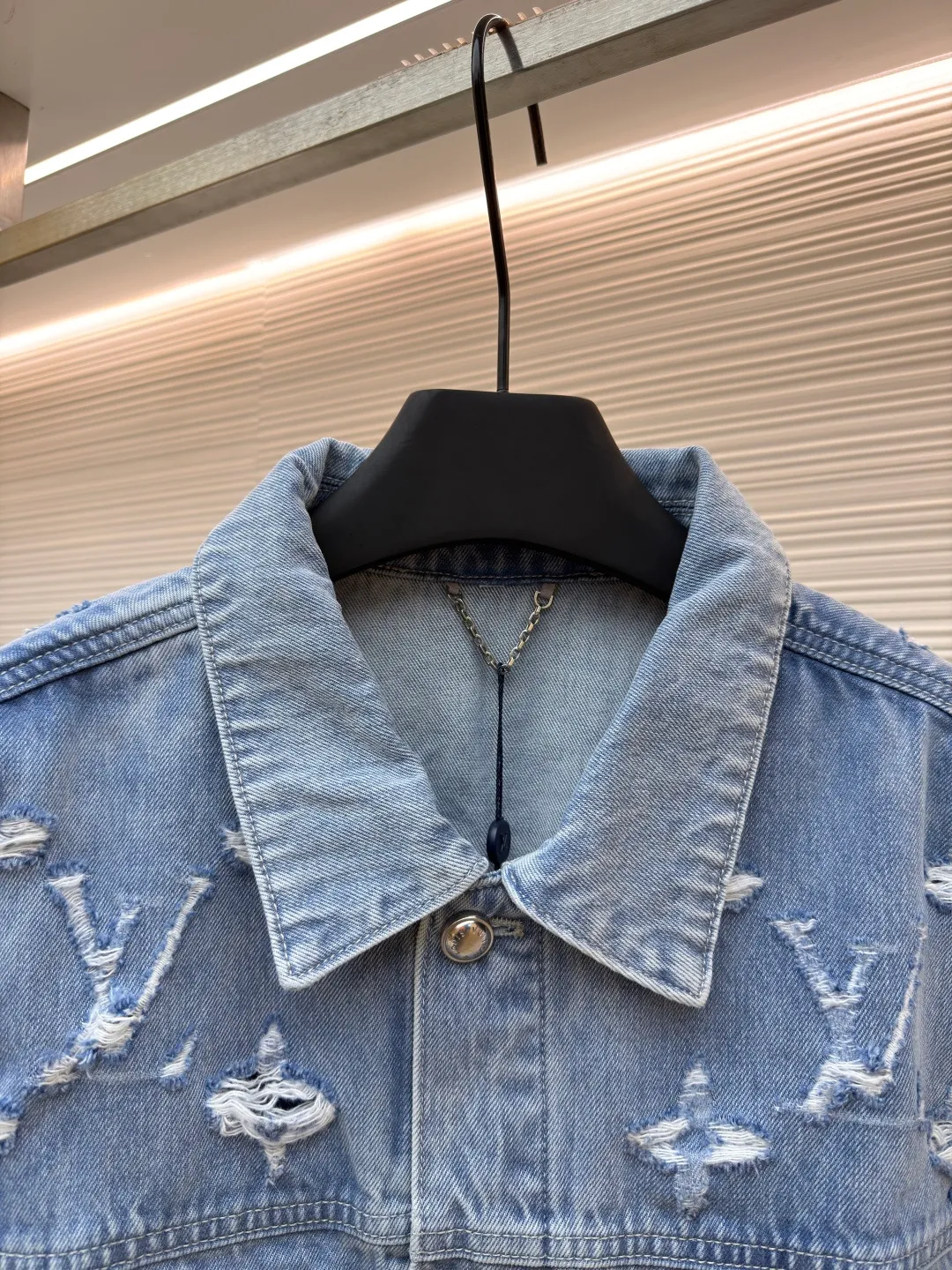 LOUIS VUITTON washed ripped denim jacket ●Authentic product: Purchased and developed for 25600 ●Item number: 1680604-B85 ●Material: pure cotton exclusive denim material ●Technology: laser burning ●Version: fitted version ●Weight: about 1070 grams ●Size: 48-59-52-54 ●Description: This destroyed detail is really cool. This washed denim truck elevates a classic silhouette with contrasting Monogram detailing front and rear, crafted with an edgy tear effect. This mid-season piece is effortlessly layered and can be worn with matching accessories for an on-trend look.